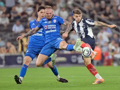Cruz Azul supera a Monterrey bajo la lluvia y avanza en Concacaf