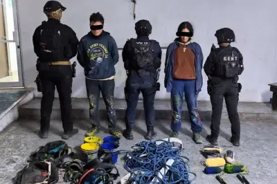 Detienen a pareja por vandalizar cortina metálica en comercio local