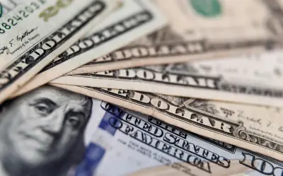 Dólar golpea al peso mexicano por conflicto en Medio Oriente y decisión de Banxico