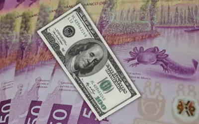 Dólar se dispara a 18.08 pesos y golpea al peso mexicano en jornada volátil