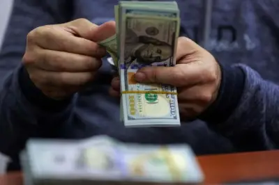 Dólar se dispara a 18.11 pesos, su mayor alza en meses por conflicto en Medio Oriente