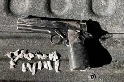 Dos Adolescentes Detenidos en Posesión de Arma de Fuego y Sustancias Prohibidas