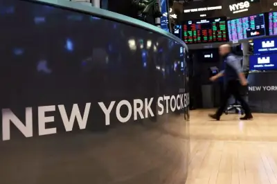 Dow Jones se desploma casi 800 puntos; Nasdaq y S&P 500 también caen