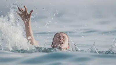 Entrenador se lanza al mar en California y salva a padre e hija de ahogarse