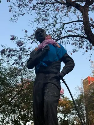 Estatuas históricas de Guadalajara intervenidas con bebés de juguete: ¿Mensaje provida o crítica a paternidad ausente?