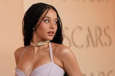 Estrellas de Hollywood deslumbran en la alfombra roja del Oscar 2026