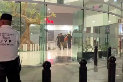 Evacúan a 60 personas por incendio en cine de Monterrey; bomberos controlan emergencia