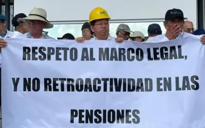 Ex trabajadores de CFE protestan contra tope a pensiones doradas en sureste