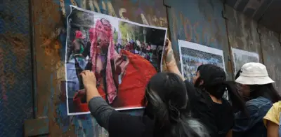 Fotoperiodistas transforman vallas en galería con exposición 'La Pega' en CDMX