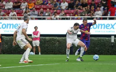 Guadalajara vibra con el reencuentro de leyendas del Barcelona y Real Madrid