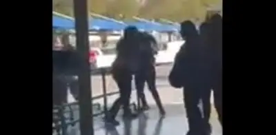 Guardia de seguridad golpea brutalmente a mujer en supermercado de Monterrey