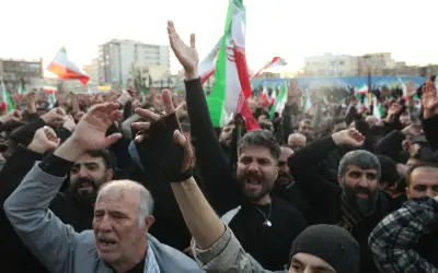 Guerra en Irán amenaza con disparar precios globales de petróleo y gasolina