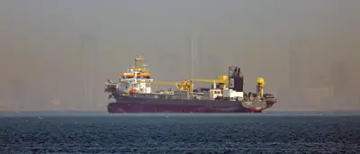 Guerra en Medio Oriente Dispara Precios del Petróleo y Amenaza Comercio Global