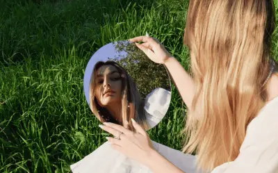 Hablar Solo: ¿Normalidad o Señal de Alarma? La Psicología Explica Este Hábito Común