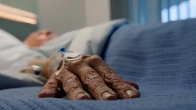 Hombre de 90 años fallece tras emotivo reencuentro con su esposa en hospital