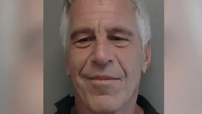 Hombre viral por parecido a Epstein niega ser el financiero fallecido
