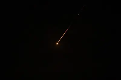 Houthis lanzan misiles respaldados por Irán contra Israel, elevando tensión regional