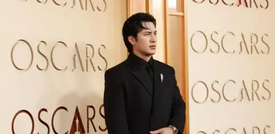 Hudson Williams brilla en su debut en los Oscar 2026 con un elegante traje Balenciaga