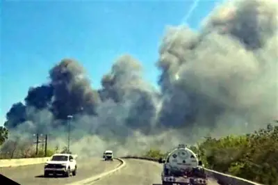 Incendio en Baldío de Monterrey Alcanza Taller Mecánico, Bomberos Controlan Siniestro
