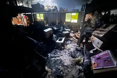 Incendio en frutería de Monterrey obliga a evacuación de 100 personas