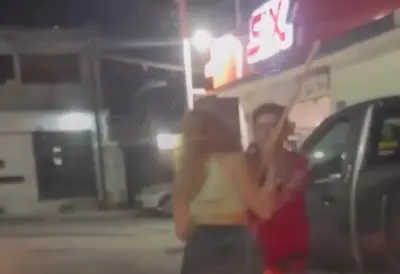 Infidelidad desata pelea callejera entre mujeres; conductor musicaliza con tema de Los Rayos del Norte