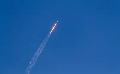 Irán afirma que misiles impactaron portaaviones Abraham Lincoln; EU reporta hundimiento de corbeta