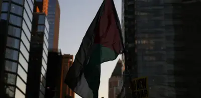 Irán cierra el estrecho de Ormuz y amenaza con atacar barcos, poniendo en riesgo el 20% del petróleo mundial