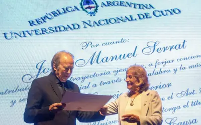 Joan Manuel Serrat recibe Doctorado Honoris Causa en Argentina por su legado artístico y humanitario