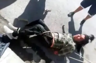 Joven es amarrado por vecinos tras causar daños a vehículos en incidente