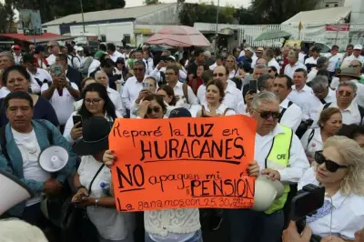 Jubilados de la CFE protestan enérgicamente contra reforma a pensiones en CDMX