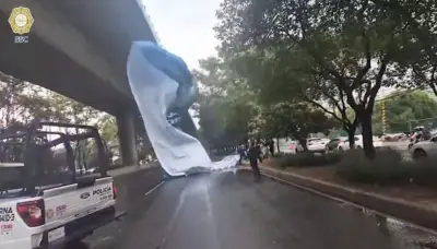 Lona de espectacular cae en Periférico Sur por lluvias y obstruye tráfico en CDMX