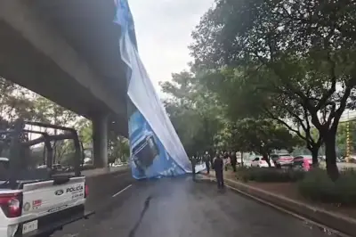 Lona publicitaria se desploma en Periférico de la CDMX, causa caos vial