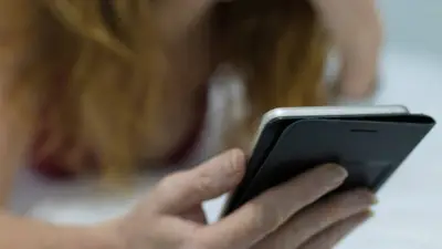 Los iberataques más comunes contra mujeres: sextorsión, estafas románticas y deepfakes