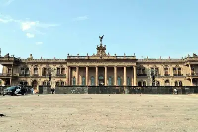 Manifestantes cercan el Congreso y Palacio de Gobierno en protesta masiva