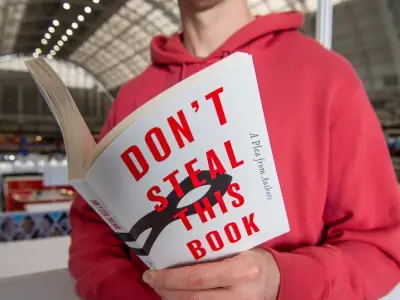 Mil autores firman libro en blanco contra el uso de sus obras para entrenar IA