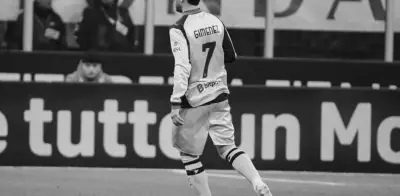 Milan mira a Santiago Castro y presiona a Santiago Giménez por goles