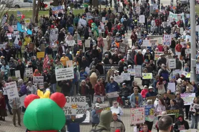 Miles de manifestantes marchan en Estados Unidos contra Donald Trump