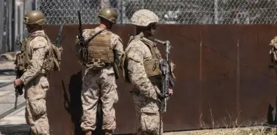 Militares de EU refuerzan con concertinas la garita de Nogales, Sonora