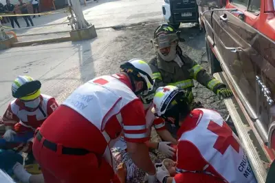 Mujer queda atrapada bajo camioneta tras atropello en incidente vial