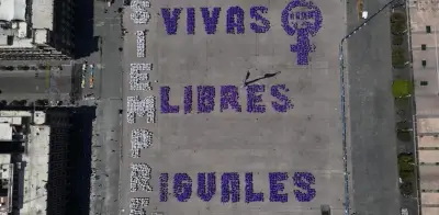Mujeres forman 'Siempre Vivas' en Zócalo para exigir fin a violencia de género en CDMX