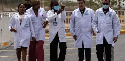 México mantiene acuerdo con médicos cubanos pese a presiones internacionales