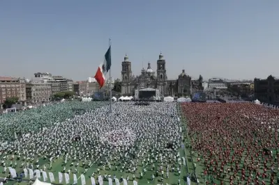 México rompe récord Guinness con clase de fútbol masiva en el Zócalo capitalino