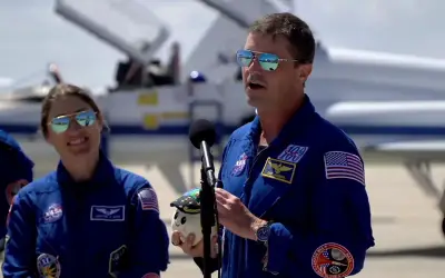 NASA revela a Rise, la mascota lunar que acompañará a Artemis II como indicador de gravedad cero