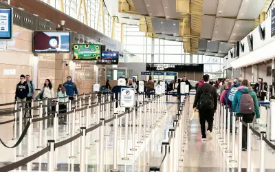 Pagos atrasados alivian caos en aeropuertos de EE.UU., pero persisten dudas migratorias