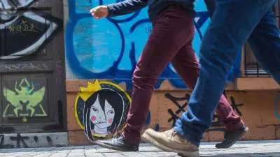 Pareja detenida por pintar graffiti a rapel en muro de presa en Nuevo León