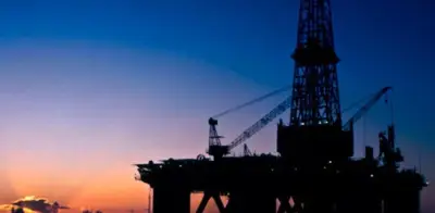 Petróleo Brent modera alza y se ubica sobre 101 dólares tras volatilidad en Ormuz