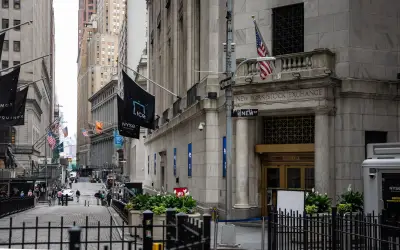 Pánico en Wall Street: Petróleo se dispara por guerra EU-Irán y amenaza inflación récord