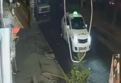 Policías de CDMX empujan taxi con dos ejecutados hacia Naucalpan; son suspendidos