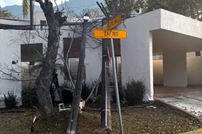 Postes de luz colapsan sobre vivienda en San Pedro Garza García, Nuevo León