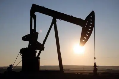 Precio del Petróleo Cae por Esfuerzos de EU y Aliados para Abrir Estrecho de Ormuz